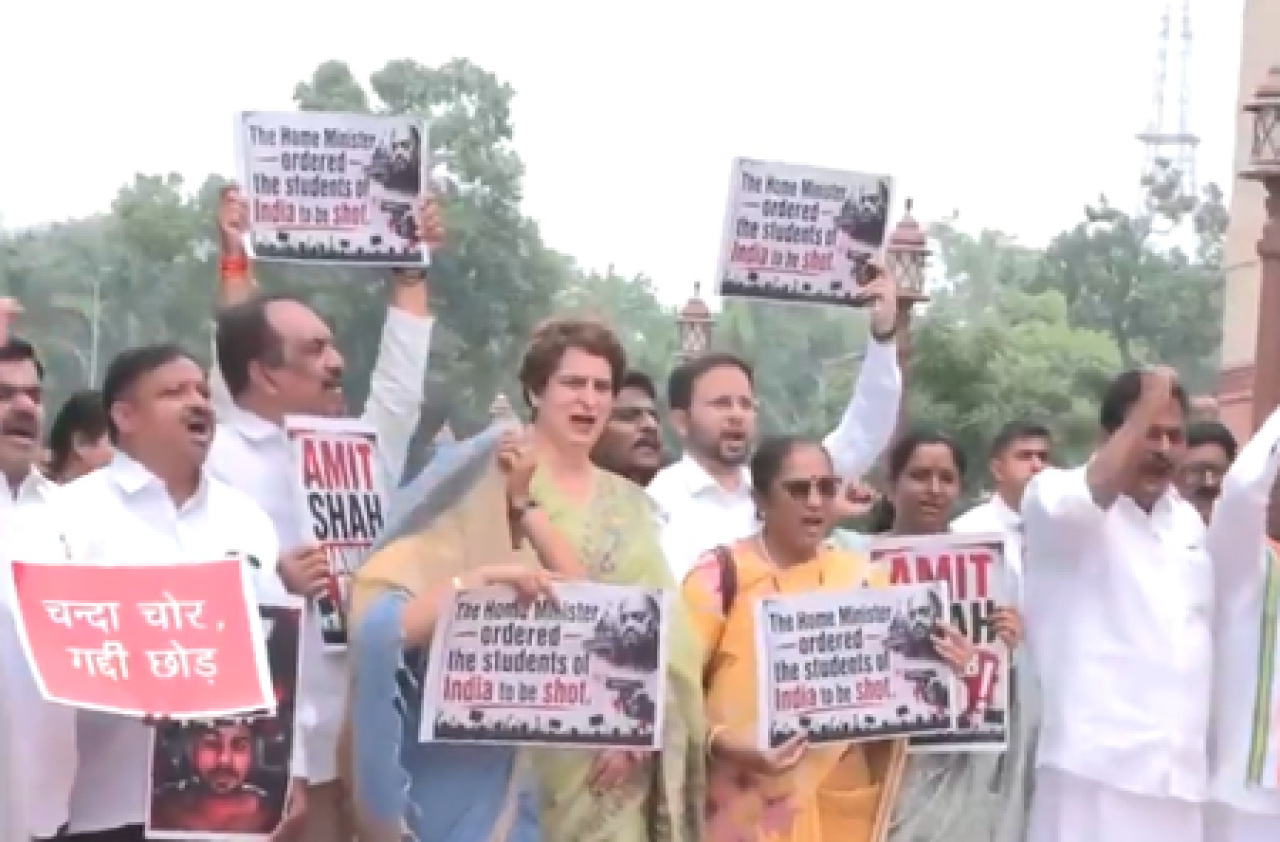 कांग्रेस सांसदों ने संसद के मकर द्वार पर किया प्रदर्शन, छात्रों पर Police कार्रवाई के लिए अमित शाह से मांगा जवाब