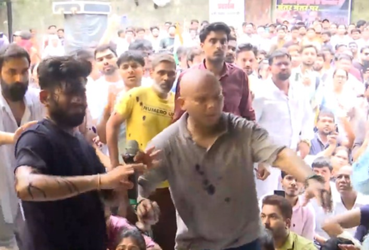 दिल्ली: जंतर-मंतर पर सीजेपी के संस्थापक अभिजीत दीपके पर स्याही फेंकी गई