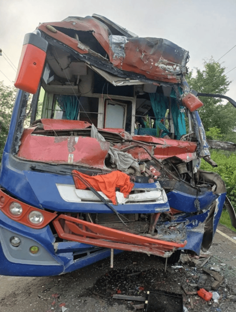 कोडरमा में कांवड़ियों से भरी बस ट्रक से टकराई, तीन की मौत, 50 से अधिक घायल