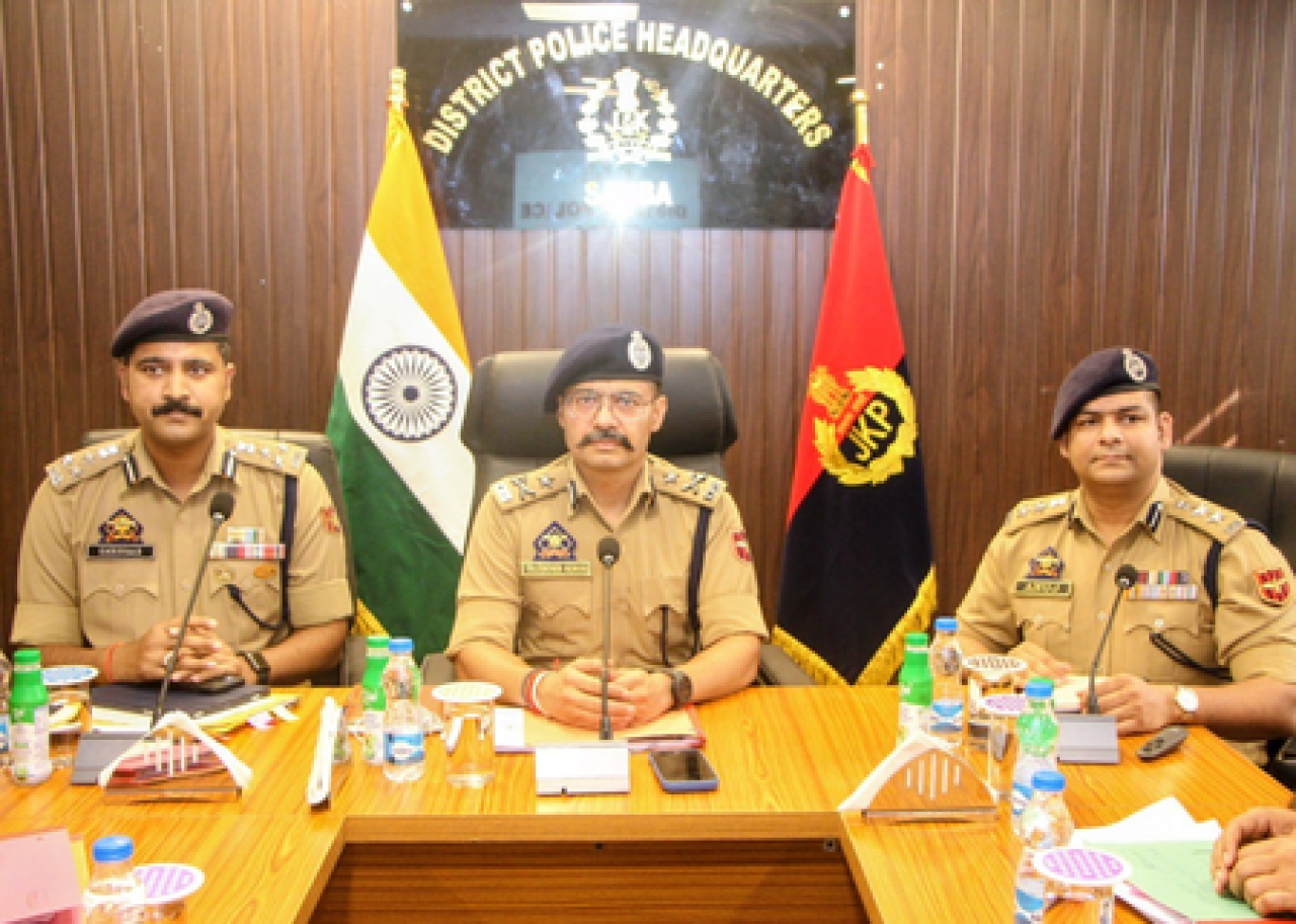 आईजीपी जम्मू ने जम्मू-कश्मीर के सांबा में सुरक्षा और पुलिसिंग इंतजामों का जायजा लिया