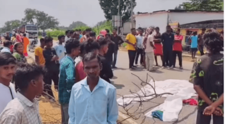 रांची : तेज रफ्तार हाइवा से कुचलकर बाइक सवार दंपती की मौत, विरोध में ग्रामीणों ने किया सड़क जाम