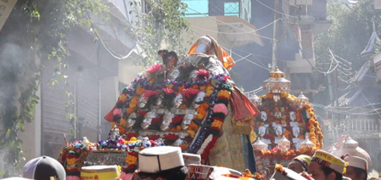 अंतरराष्ट्रीय कुल्लू दशहरा उत्सव का शुभारंभ, भगवान रघुनाथ के दर्शन को उमड़े श्रद्धालु