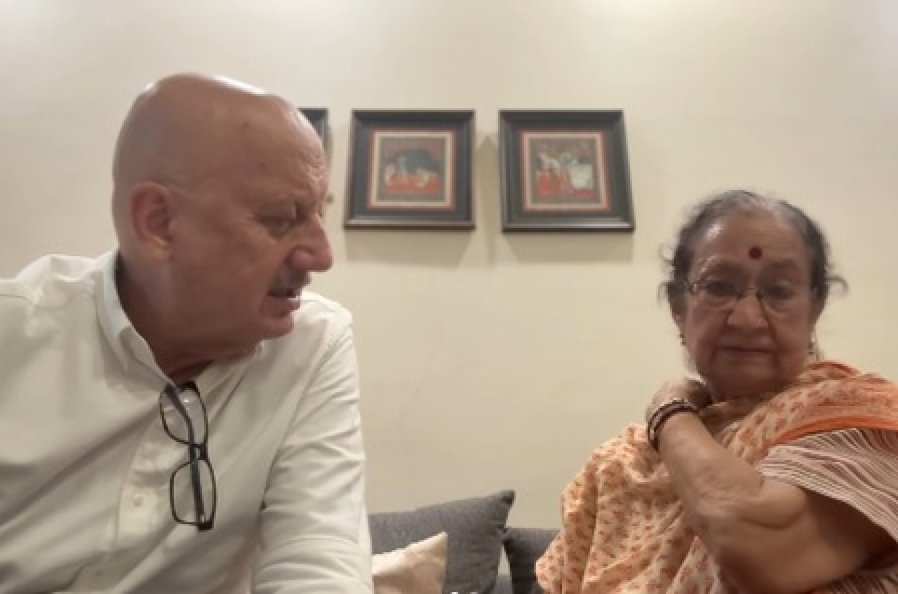 अनुपम खेर ने शेयर किया इमोशनल नोट, कहा- मां से मिले दो महीने हो गए, पूछ रही हैं, ‘तू कब आएगा?’