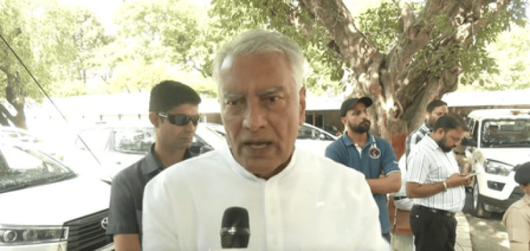 अबोहर पीड़ित परिवार को लेकर विधानसभा पहुंचे सुनील जाखड़, ‘आप’ सरकार के खिलाफ किया विरोध प्रदर्शन
