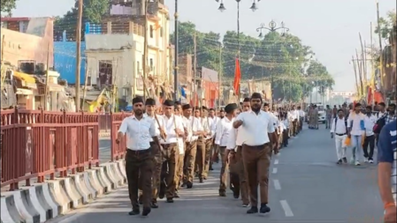 अयोध्या में आरएसएस का शौर्य प्रदर्शन, शस्त्र पूजा के बाद रामलला नगर में निकला पथ संचलन