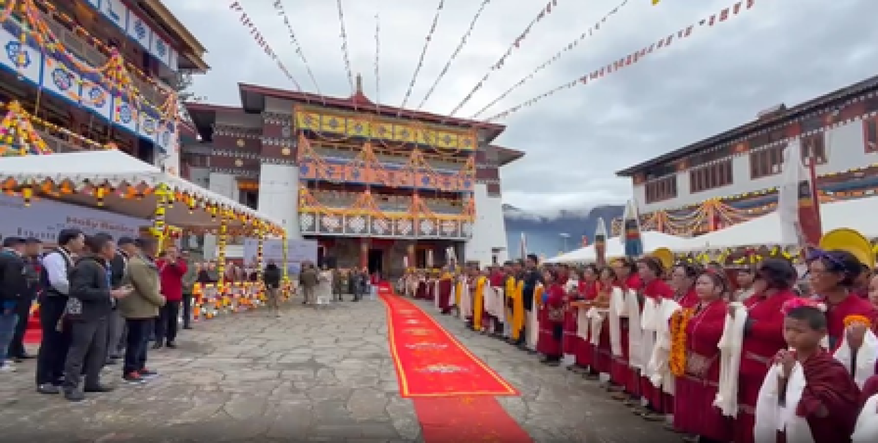 अरुणाचल प्रदेश: भगवान बुद्ध के पवित्र अवशेष तवांग पहुंचे, Union Minister शेखावत बोले-पवित्र अवशेष के दर्शन का मिला सौभाग्य