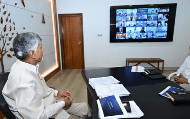 ‘अर्नब’ चक्रवात : सीएम नायडू ने की अधिकारियों के साथ समीक्षा, कई इलाकों में पेड़ और बिजली के खंभे गिरे