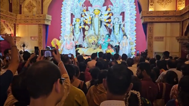 अष्टमी-नवमी के संधि-काल पर पश्चिम बंगाल के पंडालों में गूंजे मंत्र, संपन्न हुई संधि पूजा