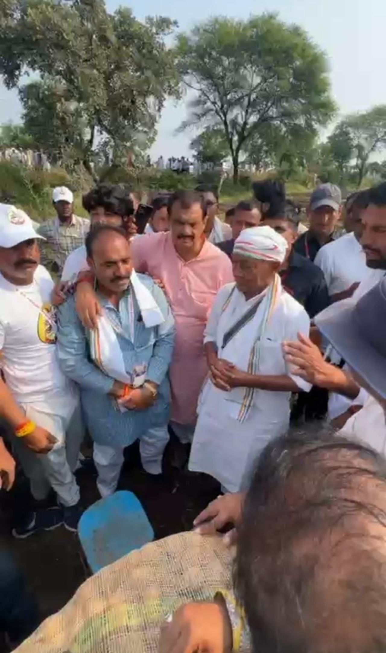 आलू की बुवाई कर रहे किसानों के बीच पहुंचे दिग्विजय सिंह, सुनीं उनकी समस्याएं