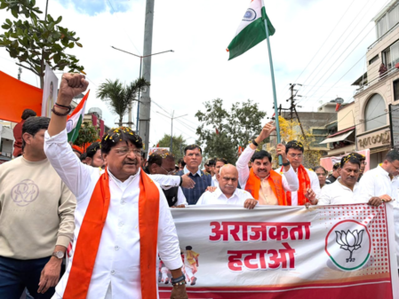 इंदौर में भाजपा के पैदल मार्च में एक पोस्टर पर बवाल