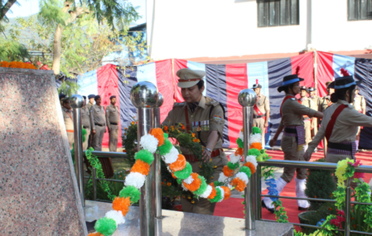 उत्तरकाशी: Police स्मृति दिवस पर शहीद जवानों को श्रद्धांजलि, परिजनों को किया गया सम्मानित