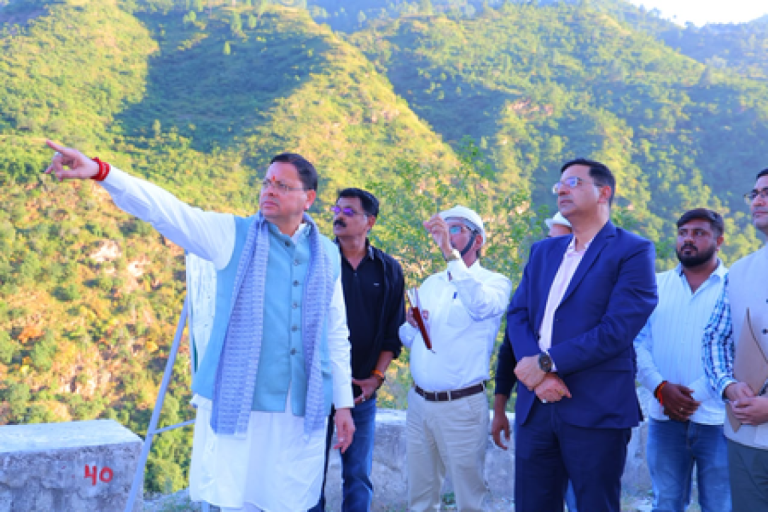 उत्तराखंड: मुख्यमंत्री ने श्रीनगर-देवप्रयाग राष्ट्रीय राजमार्ग पर पहाड़ी के उपचारात्मक कार्यों का किया निरीक्षण