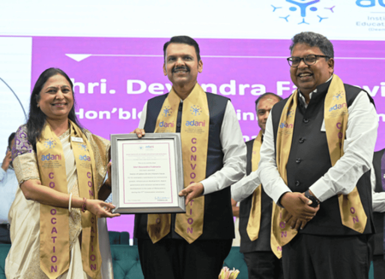 एआईएचईआर के दीक्षांत समारोह में फडणवीस बोले, उच्च शिक्षा को नवाचार का केंद्र बनना होगा