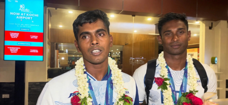 एशियन गेम्स में सिल्वर जीतकर घर लौटे मनु और प्रिंस, नेदुंबसेरी में जोरदार स्वागत