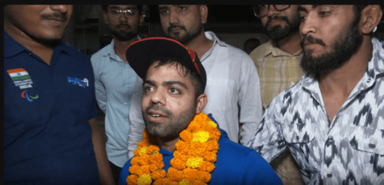 एशियन पैरा गेम्स के पदक विजेताओं का भारत लौटने पर ढोल-नगाड़ों के साथ स्वागत