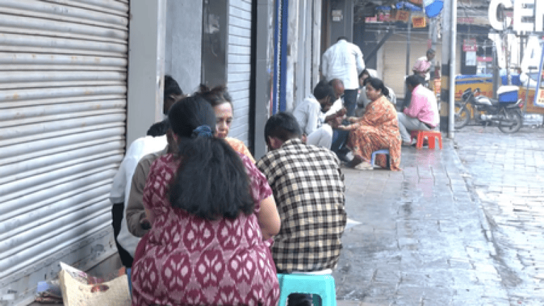 करवा चौथ पर लाजपत नगर में उमड़ी भीड़, मेहंदी लगवाने के लिए सुबह से लगी कतारें