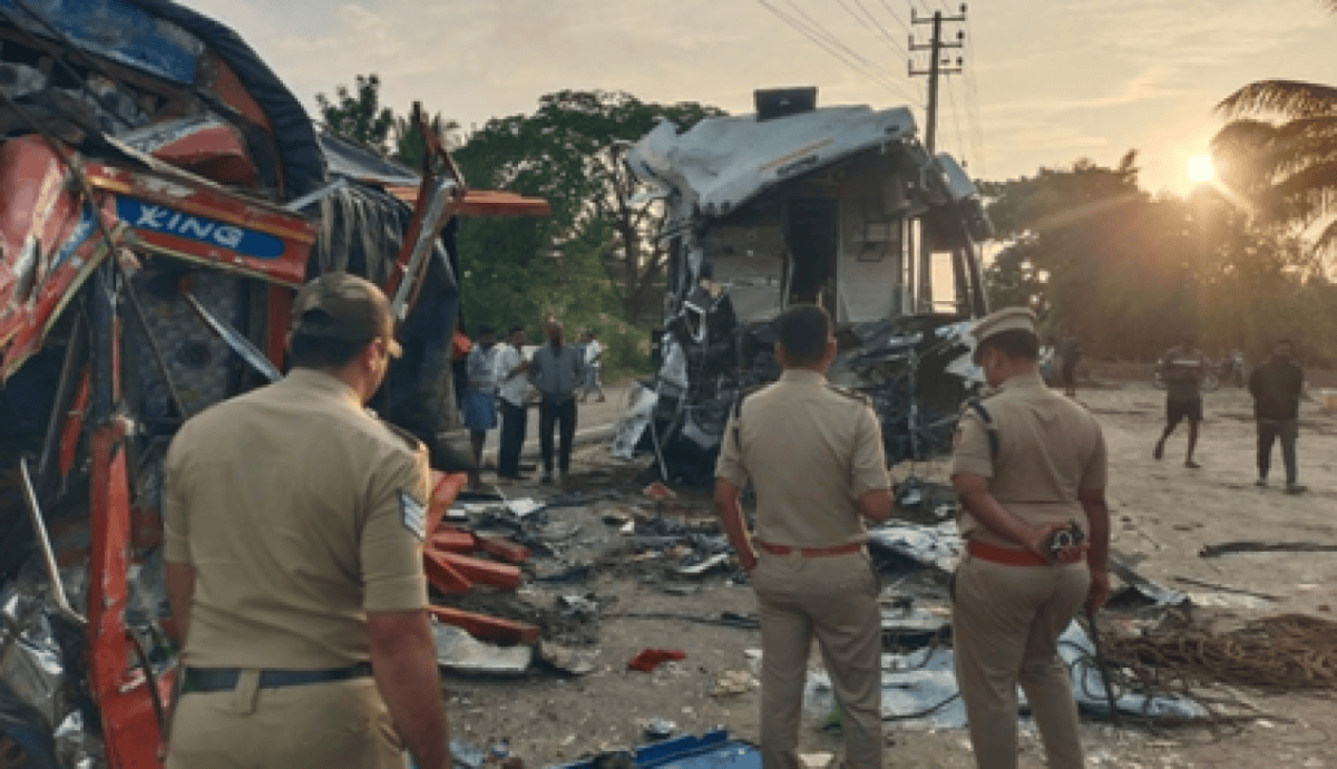 कर्नाटक के मैसूरु में भीषण हादसा, बस ट्रक में आमने सामने टक्कर, 4 की मौत, 20 से ज्यादा घायल