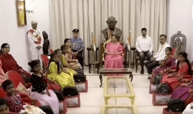 कर्नाटक : राज्यपाल सुधा यादव ने वंचित बच्चियों के साथ किया कन्या पूजन, स्कूल बैग और किताबें की वितरीत