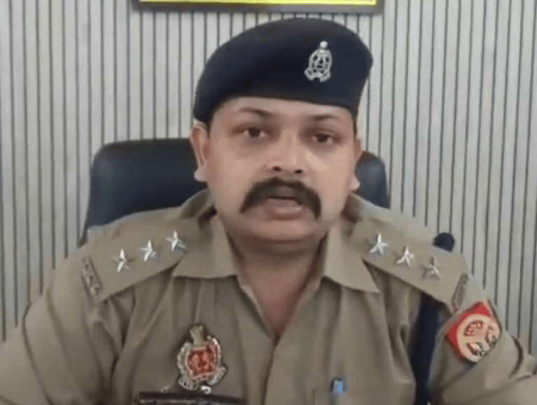 कानपुर : कार की छत पर हाथ फंसाकर युवक को डेढ़ किलोमीटर तक घसीटा, मामला दर्ज
