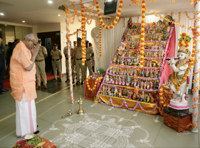 केरल: कोझिकोड में उपराष्ट्रपति सीपी राधाकृष्णन ने ‘नवरात्रि सरगोत्सव 2026’ का किया उद्घाटन