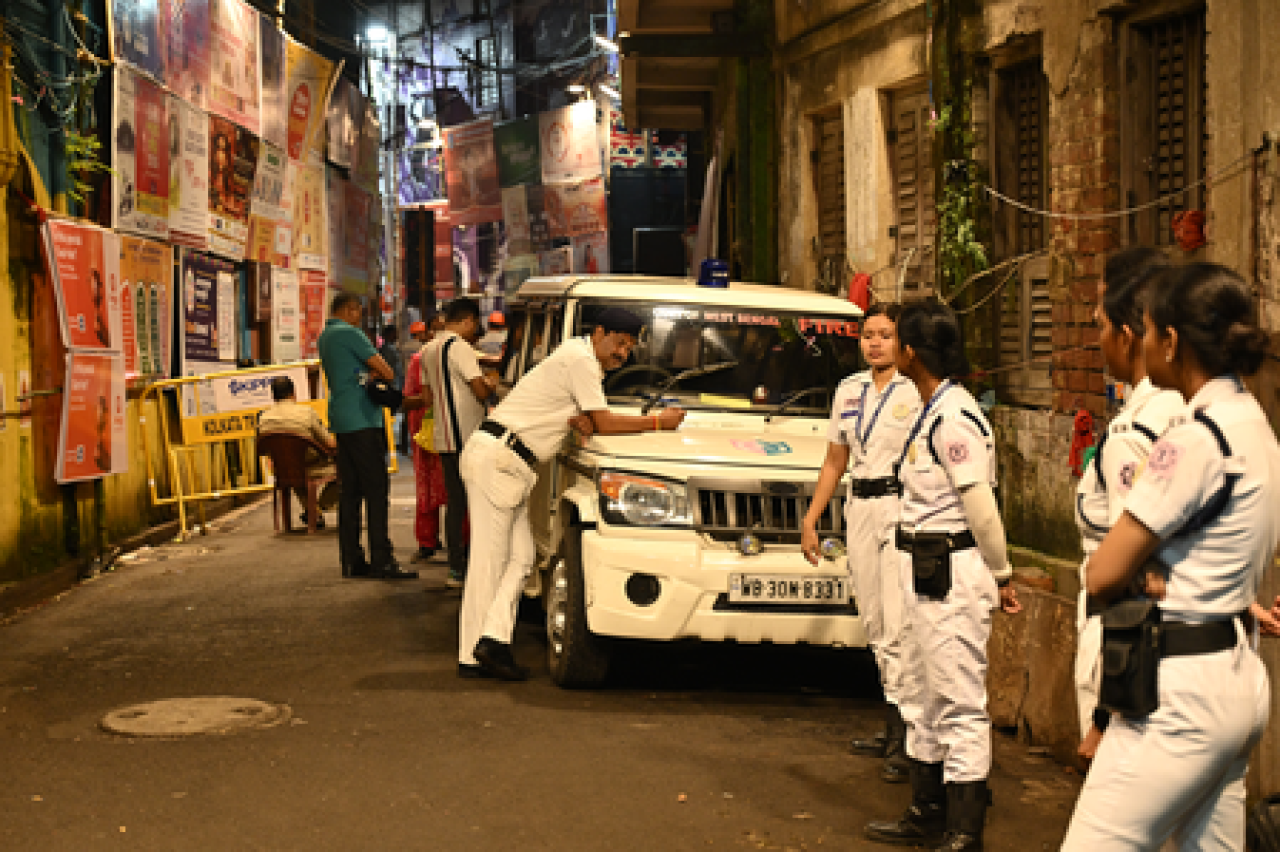 कोलकाता दुर्गा पंडाल भगदड़: Police ने दर्ज किया मुकदमा, आयोजकों समेत 7 लोग गिरफ्तार