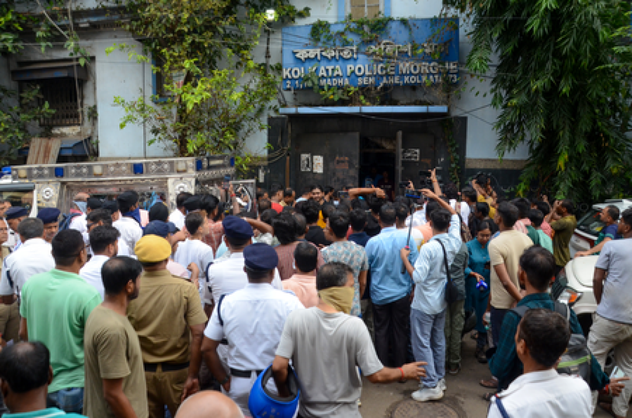 कोलकाता भगदड़ मामले में आरोपी की पत्नी का आरोप, ‘पंडाल गिरने का ऐलान करने को कहा गया था’