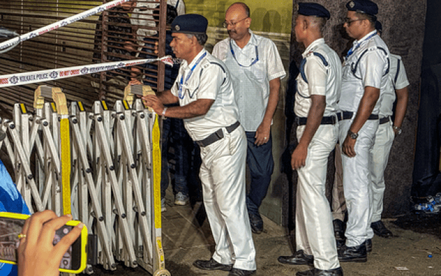 कोलकाता भगदड़: सीसीटीवी फुटेज में पुलिस की बातों को अनसुना कर रहे थे श्रद्धालु