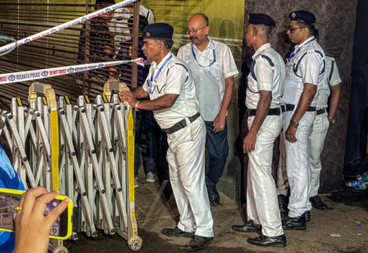 कोलकाता भगदड़: cctv फुटेज में Police की बातों को अनसुना कर रहे थे श्रद्धालु