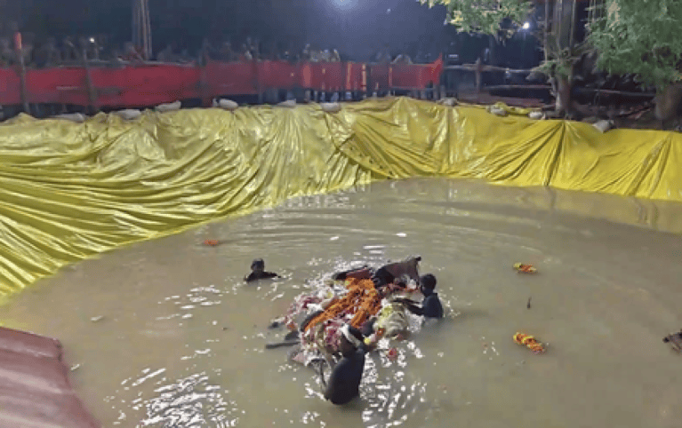 गाजीपुर में कृत्रिम तालाब में हो रहा दुर्गा प्रतिमाओं का विसर्जन, सुरक्षा के व्यापक इंतजाम