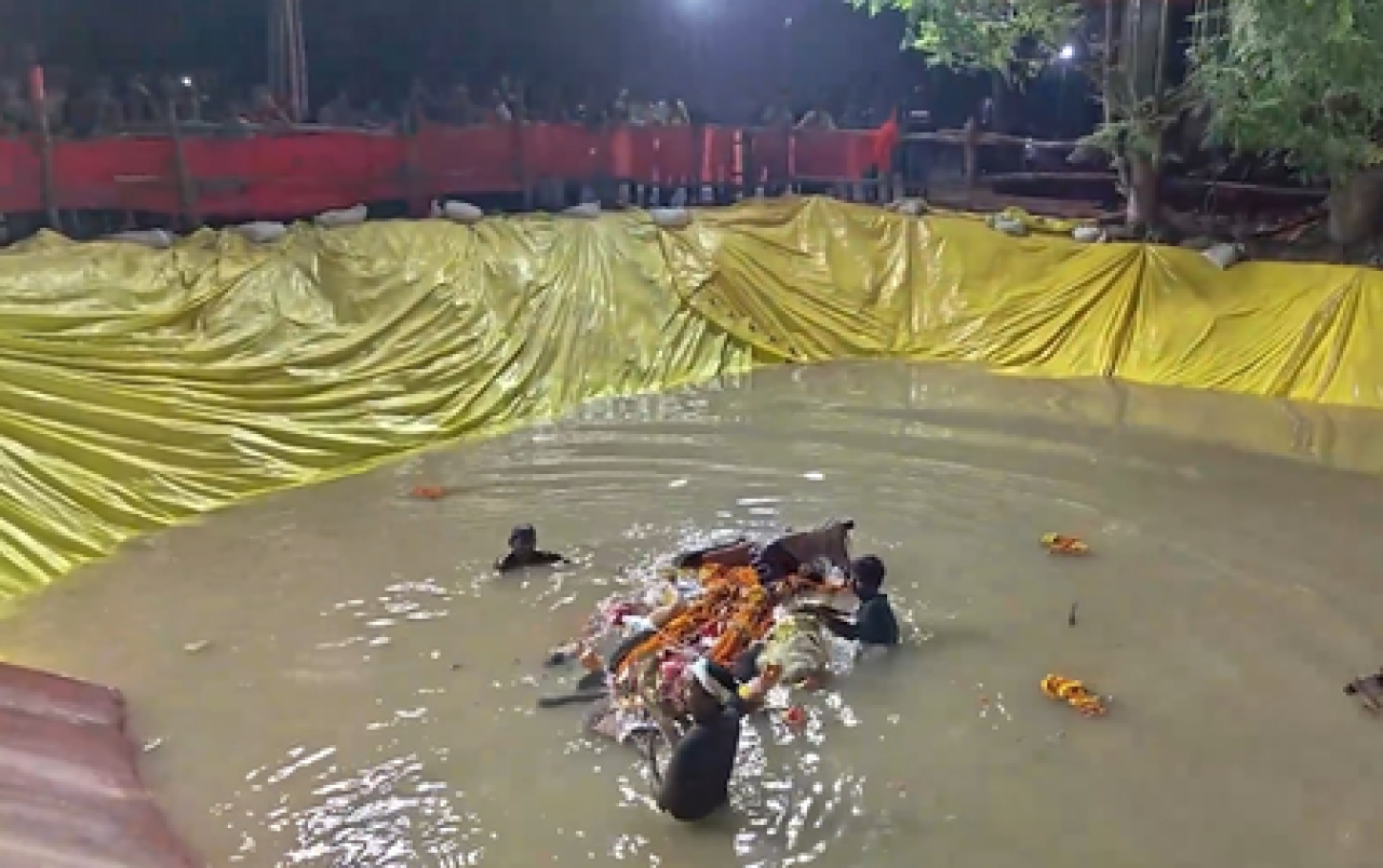 गाजीपुर में कृत्रिम तालाब में हो रहा दुर्गा प्रतिमाओं का विसर्जन, सुरक्षा के व्यापक इंतजाम