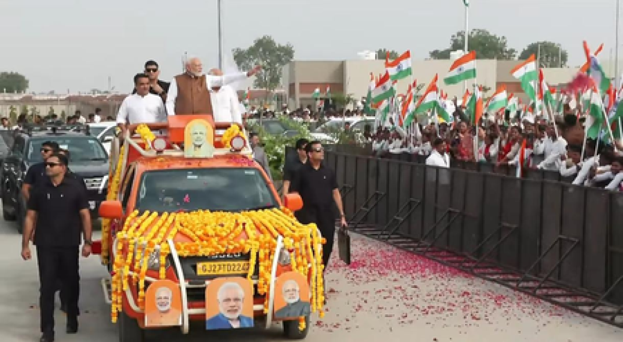 Gujarat के बनासकांठा में पीएम मोदी का भव्य रोड शो, लोगों ने किया जोरदार स्वागत
