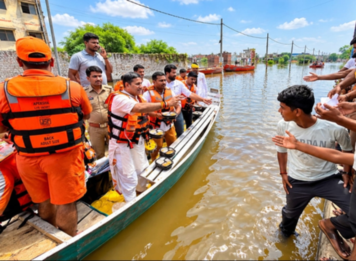 गोमती की बाढ़ से प्रभावित परिवारों की मदद में जुटे संघ सेवा भारती के कार्यकर्ता, छह दिन से राहत अभियान जारी
