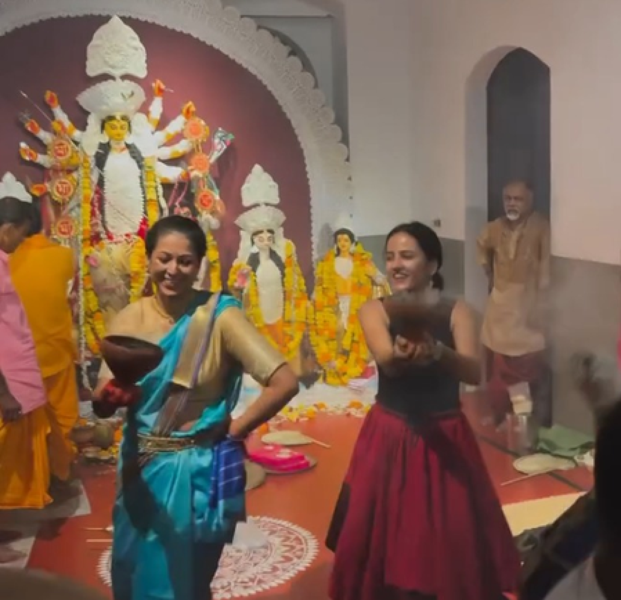 गोवा में दुर्गा पूजा की रौनक, एक्ट्रेस लिसा रे ने अपनी जुड़वां बेटियों संग बंगाली पूजो बाड़ी के दर्शन किए