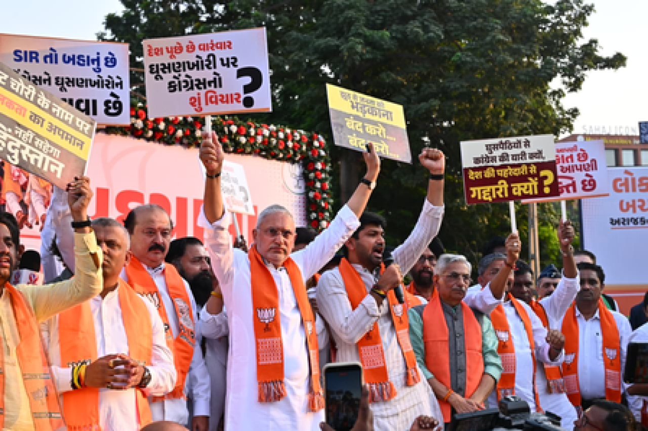 घुसपैठियों के मुद्दे पर कांग्रेस पर भाजपा का हमला, Gujarat में निकाला ‘लोकतंत्र बचाओ’ मार्च