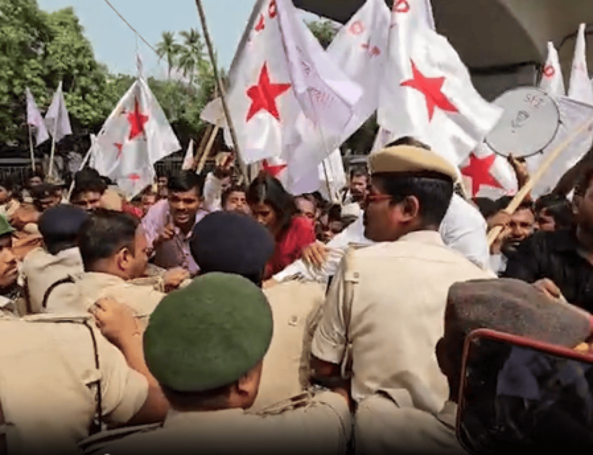चुनाव आयोग कार्यालय के घेराव से पहले पटना में हाई अलर्ट, आर ब्लॉक पर रोके गए प्रदर्शनकारी