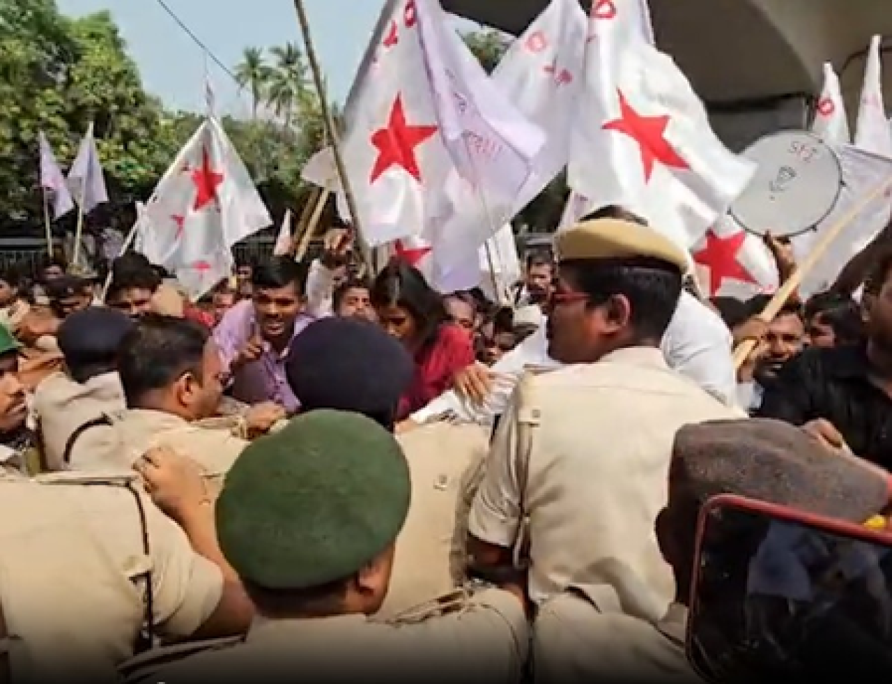 चुनाव आयोग कार्यालय के घेराव से पहले Patna में हाई अलर्ट, आर-ब्लॉक पर रोके गए प्रदर्शनकारी