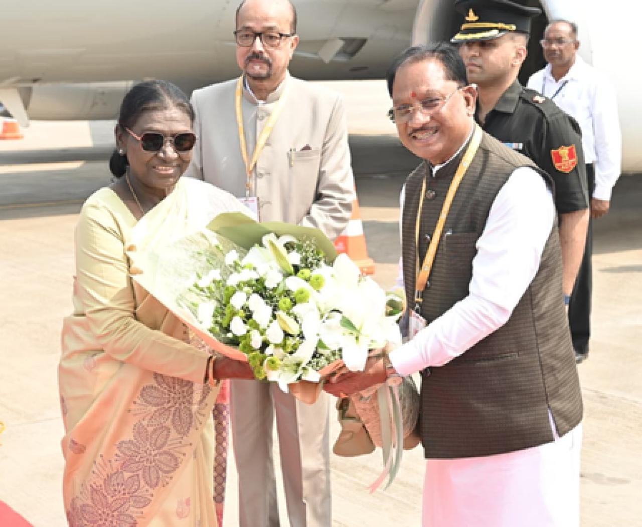 छत्तीसगढ़ पहुंचीं President द्रौपदी मुर्मु, सीएम साय बोले-विकसित छत्तीसगढ़ के संकल्प को नई ऊर्जा मिलेगी