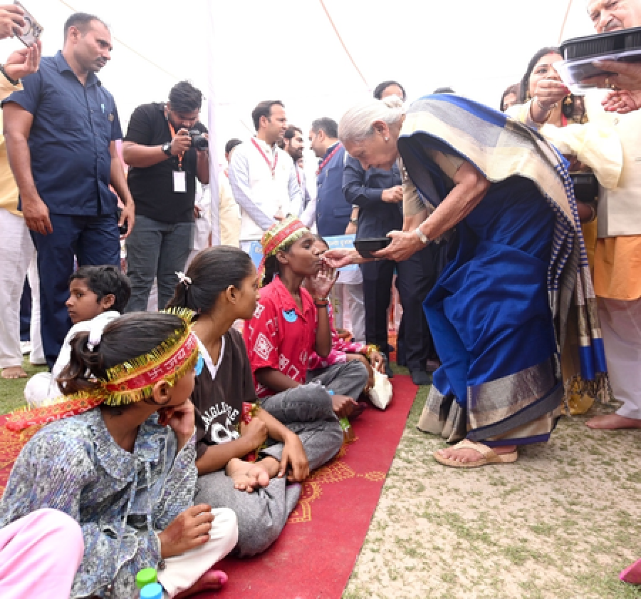 जन भवन में 5100 से अधिक कन्याओं का पूजन, Governor आनंदीबेन पटेल ने कराया भोज