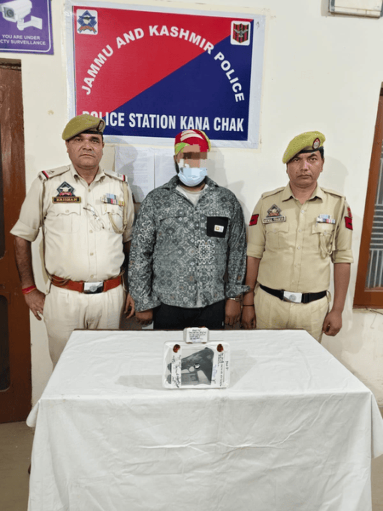 जम्मू पुलिस ने जांच में 9.22 ग्राम हेरोइन, पिस्तौल और कारतूस बरामद किया