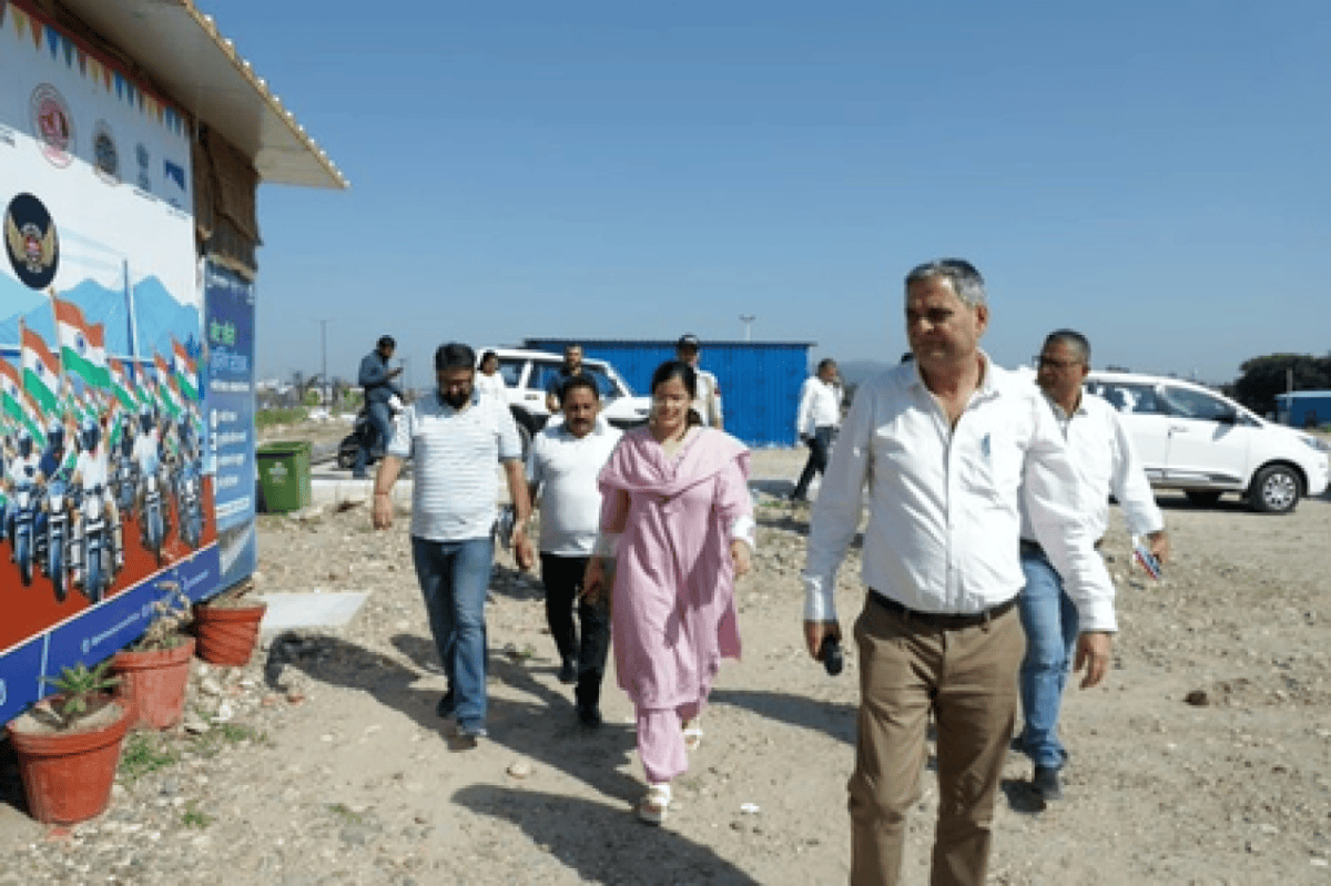 जम्मू स्मार्ट सिटी सीईओ आयुषी सूडान ने तवी रिवरफ्रंट, ई बस डिपो और वंडरलैंड पार्क का किया निरीक्षण
