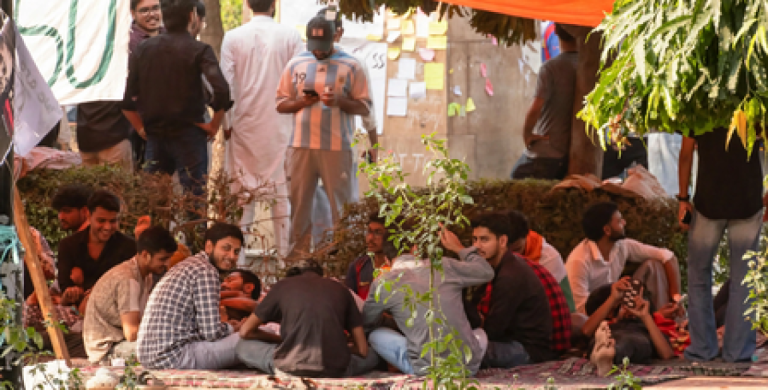 जामिया में हंगामा: गेट बंद करने के आदेश पर छात्रों का फूटा गुस्सा, बोले- हिंसक तरीके से दबाया जा रहा आंदोलन