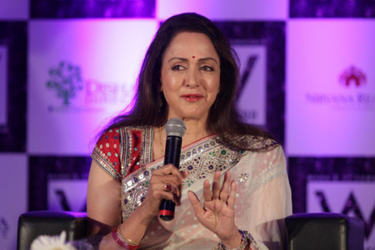 जिस हेमा मालिनी पर फिदा है पूरा Bollywood, कभी उन्हें निर्देशक ने फिल्म से कर दिया था बाहर