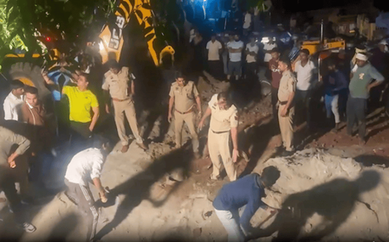 जोधपुर: 1,050 फुट गहरे बोरवेल में फंसे 9 वर्षीय बच्चे को बचाने के लिए बचाव अभियान जारी