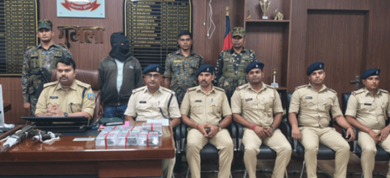 झारखंड: गुमला में अपराधियों की बड़ी साजिश नाकाम, एके-56 और देसी कार्बाइन सहित कई हथियार बरामद