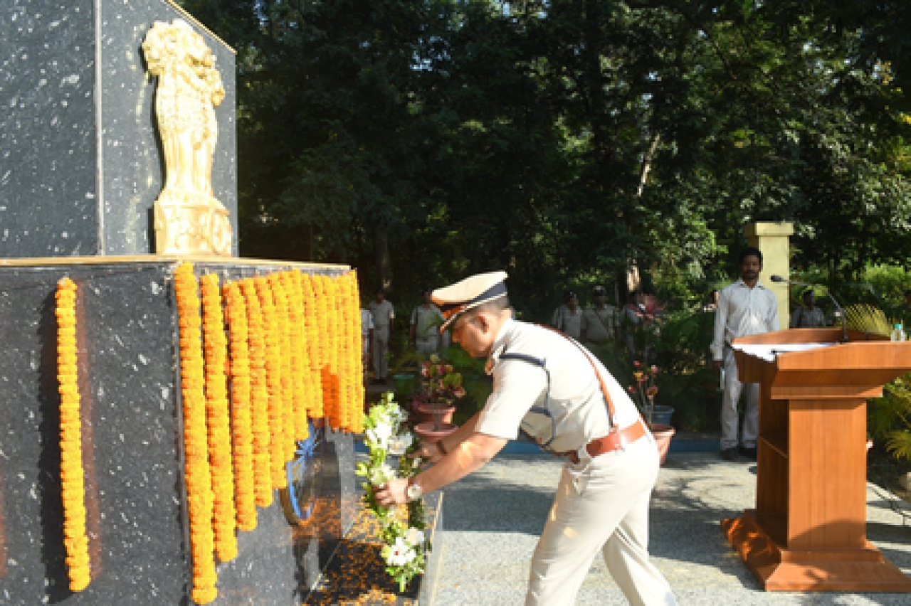 Jharkhandः Police संस्मरण दिवस पर शहीद जवानों को दी गई श्रद्धांजलि, डीजीपी बोलीं- चुनौतियों के बीच कर्तव्य निभाते हैं Policeकर्मी