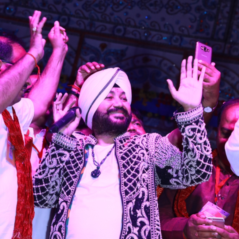 टिहरी के कुंजापुरी मेले में दलेर मेहंदी पर भड़के मंत्री सुबोध उनियाल, बोले-गाना क्या गाओगे