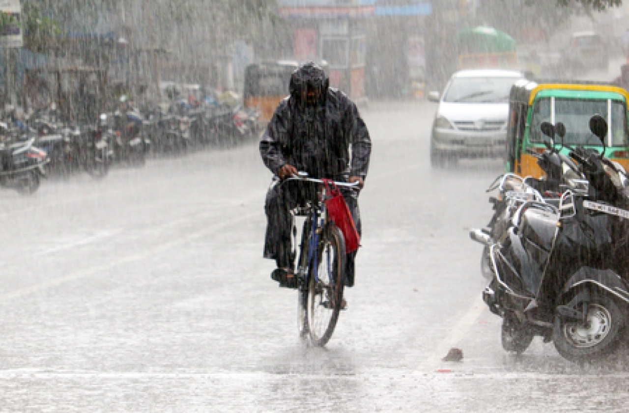 तमिलनाडु के कई हिस्सों में भारी बारिश के कारण आज स्कूल बंद