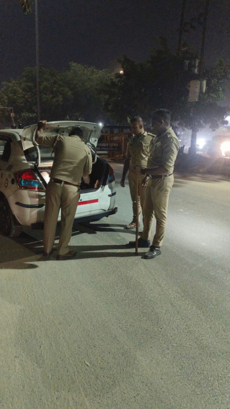 त्योहारों से पहले सेंट्रल नोएडा में पुलिस का सघन चेकिंग अभियान, 1667 वाहन और 2315 लोगों की जांच