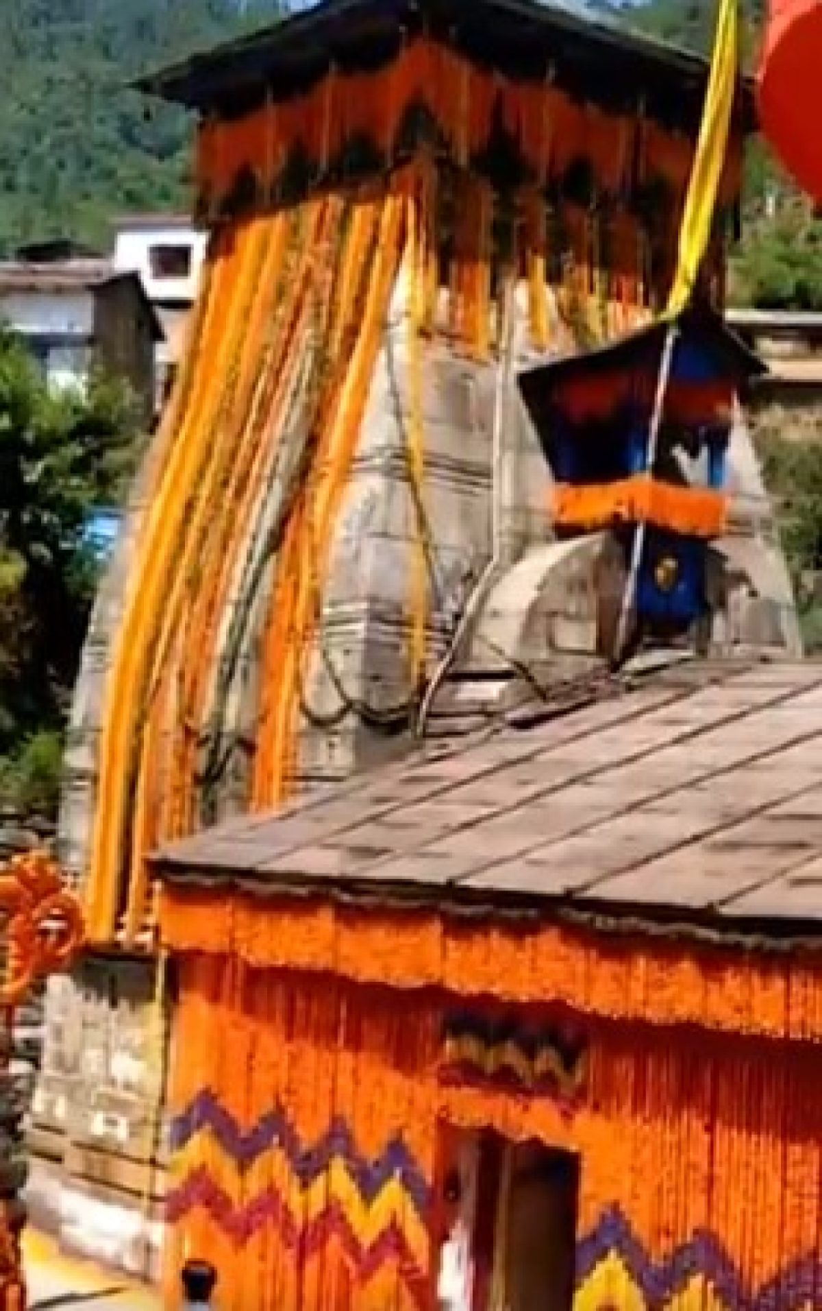 त्रियुगी नारायण मंदिर: जहां आज भी जल रही है शिव पार्वती के विवाह की अग्नि