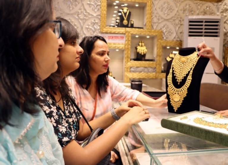 दशहरा पर सोने-चांदी में मजबूती, एक साल में गोल्ड ने 25 प्रतिशत तो सिल्वर ने 45 प्रतिशत का दिया रिटर्न
